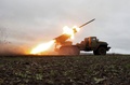 ウクライナ東部ドネツク州バフムート近郊で、ロシア軍の陣地に向けて砲撃を行う多連装ロケット砲BM21「グラート」（2022年11月30日撮影）。(c)ANATOLII STEPANOV / AFP