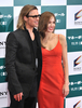 ブラット・ピット（Brad Pitt）主演の新作映画『マネー・ボール（Moneyball）』のジャパンプレミアが9日、都内で開催され、来日中のピットがアンジェリーナ・ジョリー（Angelina Jolie）とともに登場した。同作品は11日から全国ロードショーとなる。写真は、フォトセッションで笑顔を見せるピットとジョリー（2011年11月9日撮影）。(c)AFP/KAZUHIRO NOGI