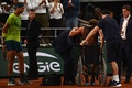全仏オープンテニス、男子シングルス準決勝。負傷し、車椅子に乗ってコートを離れるアレクサンダー・ズベレフ（右、2022年6月3日撮影）。(c)Christophe ARCHAMBAULT / AFP