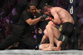 米ラスベガスで開催されたUFCのライト級タイトルマッチでハビブ・ヌルマゴメドフ（右）にタップアウト負けを喫したコナー・マクレガー（中央、2018年10月6日撮影）。(c)Harry How/Getty Images/AFP