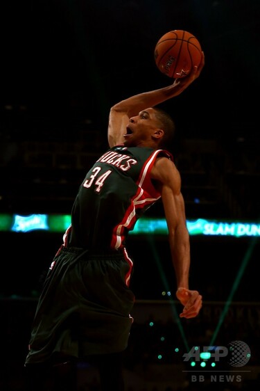 ダンクコンテストに出場したヤニス・アデトクンポ 写真6枚 国際