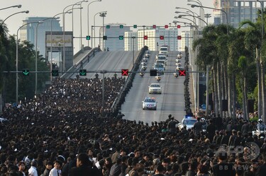 プミポン国王の遺体、王宮へ 沿道に大勢の人々 タイ 写真10枚 国際