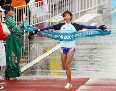 東京マラソン2007＞新谷 女子の部を制し金メダルを獲得 - 東京 写真5枚