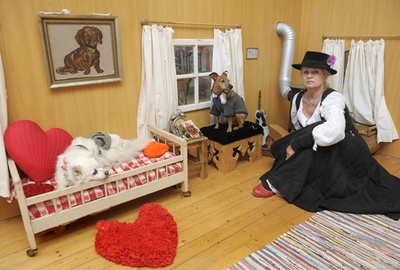 バイエルン風ドッグウェアと「犬の家」、ドイツの愛犬家が制作