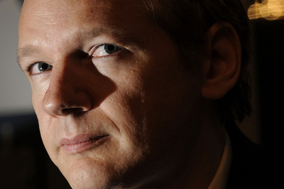 ウィキリークス創設者に再び逮捕状、婦女暴行容疑