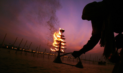 ヒンズー教の祭典に信者数十万人 - インド