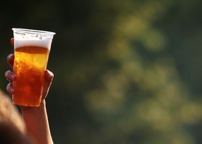 無人機がビールを無料デリバリー！南ア野外フェス