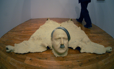 「トラのかわりにヒトラー」の敷物？ ケルンで現代アートの見本市 - ドイツ