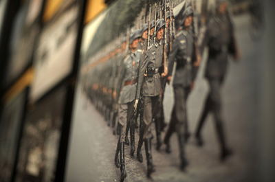 「ナチス占領下の陽気なパリ市民」写真展に非難の嵐