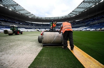 欧州CL決勝会場で芝の張り替え作業 急ピッチで準備進む