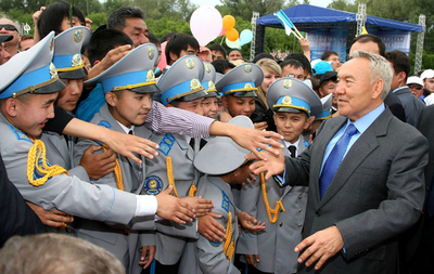 全公務員に反汚職バッジ着用を提唱、カザフスタン