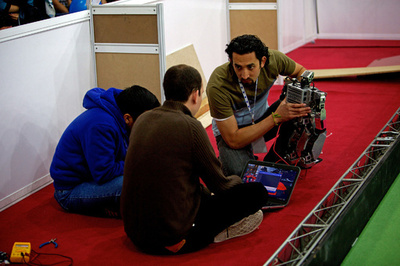 イランでロボットの祭典、サッカーの技競う