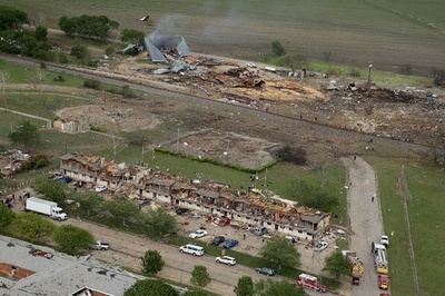 テキサス工場爆発、12人の遺体発見 60人行方不明