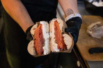 【解説】ベーグル、進化するNYのソウルフード