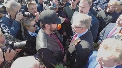 動画:ポーランドの親ウクライナ派団体、ロシア大使の献花阻止 対独戦勝記念日