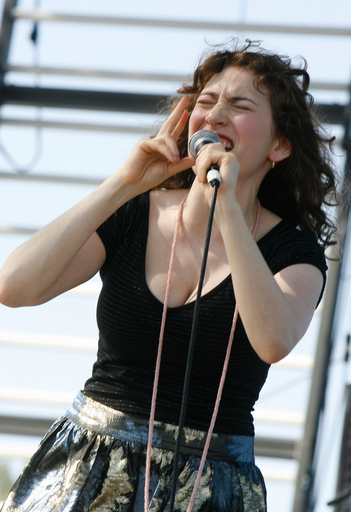 ＜コーチェラ・ミュージック・フェスティバル＞2日目にレジーナ・スペクターが登場 - 米国