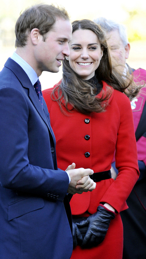 ウィリアム英王子とケイトさん、母校を訪問