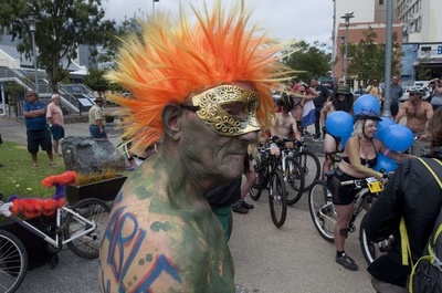 南アで裸のサイクリング、環境問題への取り組み呼び掛け