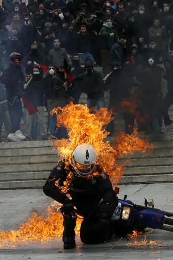 ギリシャで大規模デモ、緊縮財政に反対 警官隊と衝突