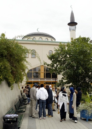 スウェーデン首都、モスクに侵入しかぎ十字の落書き