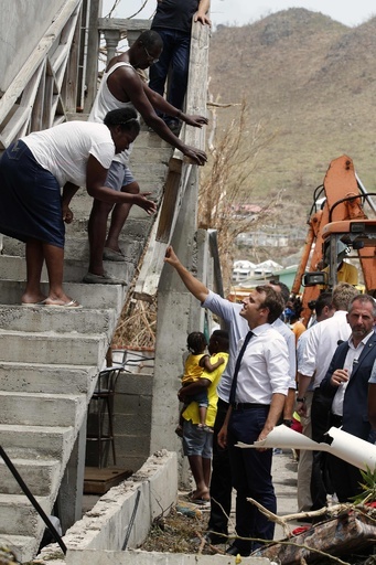 マクロン仏大統領、カリブ海のハリケーン被災地を訪問