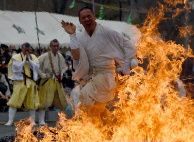 無病息災願い火渡りの荒行、埼玉で春告げる「長瀞火祭り」