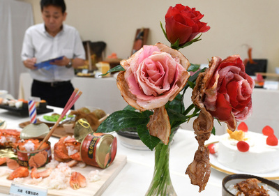 バラ肉の花束に角煮のジェンガ？食品サンプル会社のおもしろコンペ