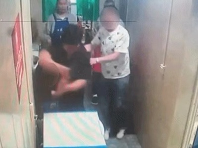 中国の飲食店で暴徒の刃物を素手で奪い取った大学生が評判に