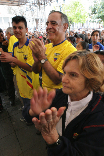 キトの市長がFIFAの決定に対する反対デモに参加