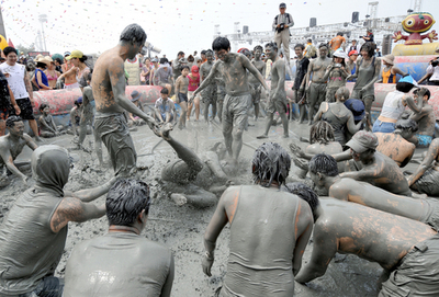 韓国で恒例どろんこ祭り、泥にまみれてお肌ツルツル効果?