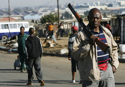 南ア大統領、外国人襲撃の事態に軍招集