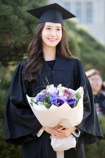 少女時代のユナ、大学の卒業式に出席