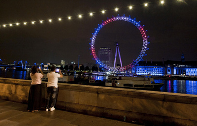 将来の英国王誕生を祝いライトアップ、英ロンドン