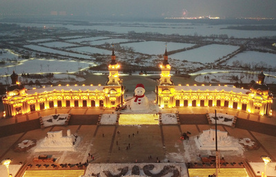 【写真特集】巨大だけどゆるい、そこが人気? 中国ハルビン市の雪だるま