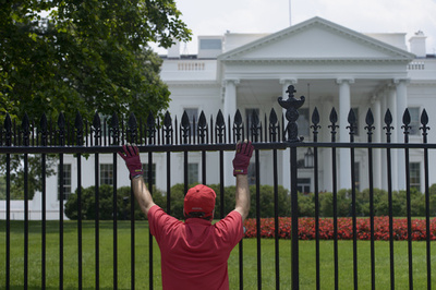 ホワイトハウス、男侵入で封鎖措置 米国旗まとい柵飛び越える