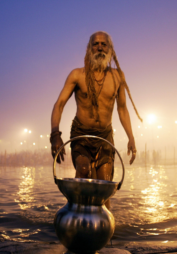 ヒンズー教の沐浴行事、ガンジス合流点で「罪の浄化」 - インド