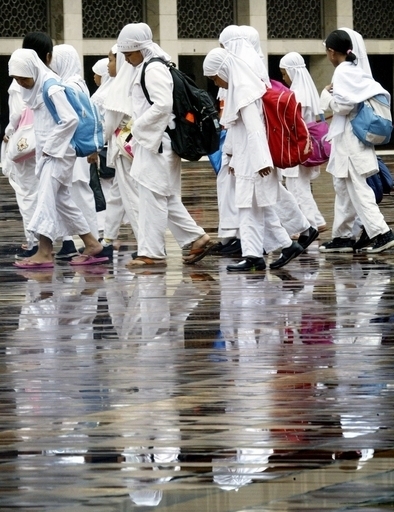 女性のズボン、男性の短パンを禁止へ インドネシア・西アチェ県