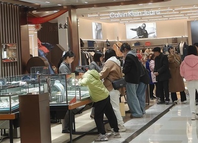 中国の旧正月 金買いブームは衰えず消費者にさらに熱気