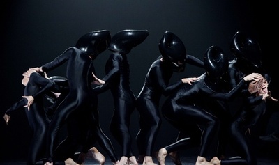 イリス・ヴァン・ヘルペンが衣装を手がけたパフォーマンス「ZERO」、オランダで披露