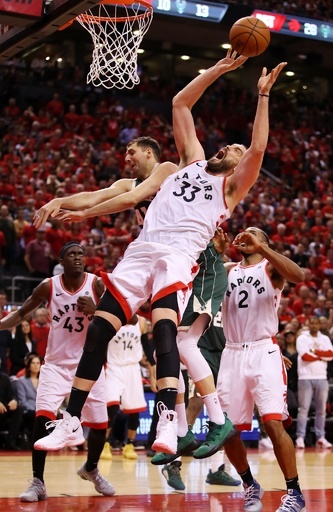 ラプターズがOTの激闘制して1勝返す、レナードが攻守に躍動