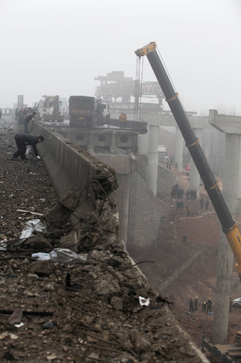 花火積んだトラックが走行中に爆発、26人死亡 中国高速