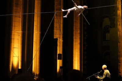 米ツインタワーの「世紀の」綱渡りから50年 大道芸人、NYで再現