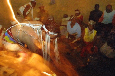 6歳娘を15万円でヒーラーに、人身売買で実母起訴 南ア