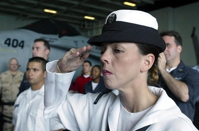 米海軍、女性の潜水艦乗船禁じる規則を見直しへ