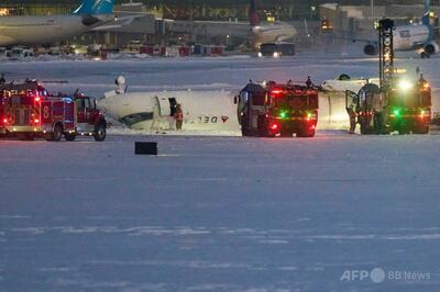 カナダ・トロントで航空機が着陸失敗、上下逆さまに 15人負傷