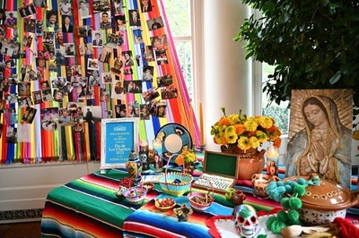 ホワイトハウスに「死者の日」の祭壇 大統領夫人が設置