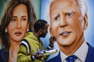 就任式目前 インド人画家が描くバイデン氏とハリス氏