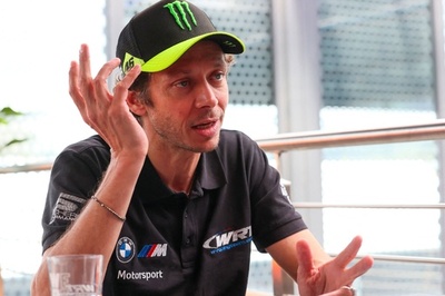 バイク界の伝説ロッシが四輪で奮闘 夢のルマン出場へ「光栄」