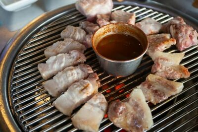 「韓国・済州産黒豚」に偽り…外国産肉で観光客を欺いた30業者、一斉摘発