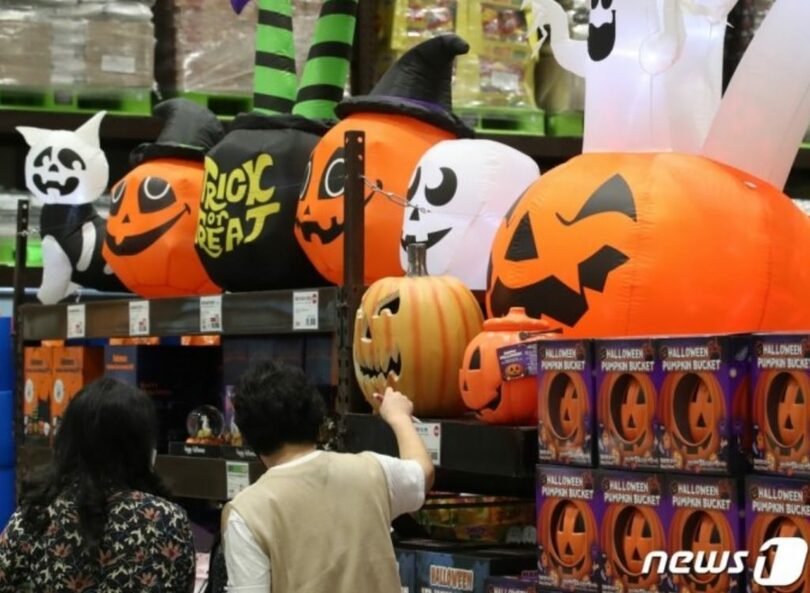 昨年10月4日、ソウルのある大型マートにはハロウィン関連用品が陳列されていた(c)news1